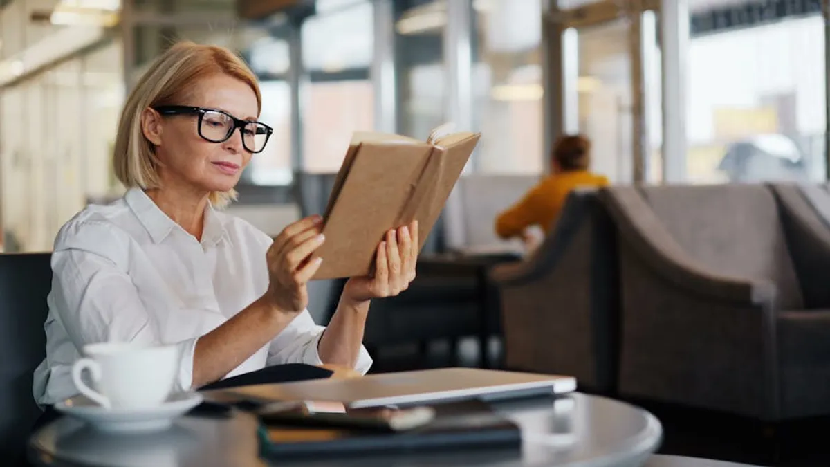 How readers interested in crypto education and blockchain trends can understand Bronwin Aurora