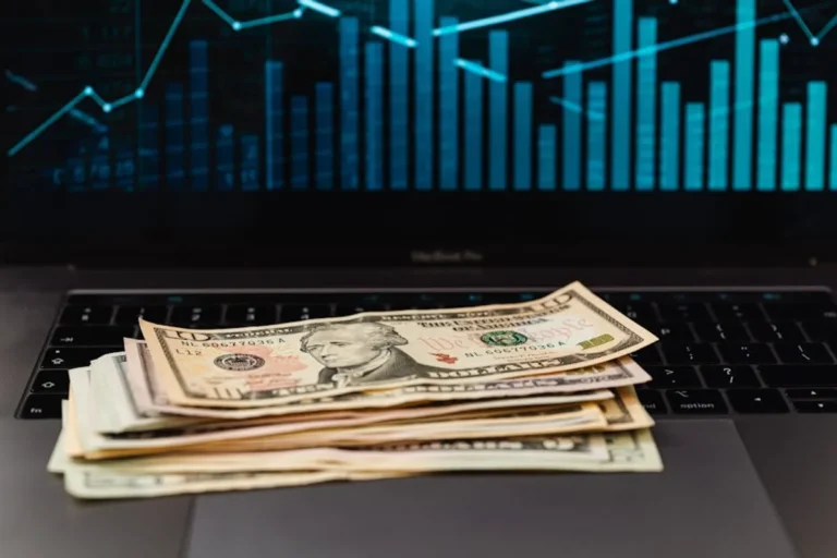 Stablecoins Explained: Uses, Risks, and Examples